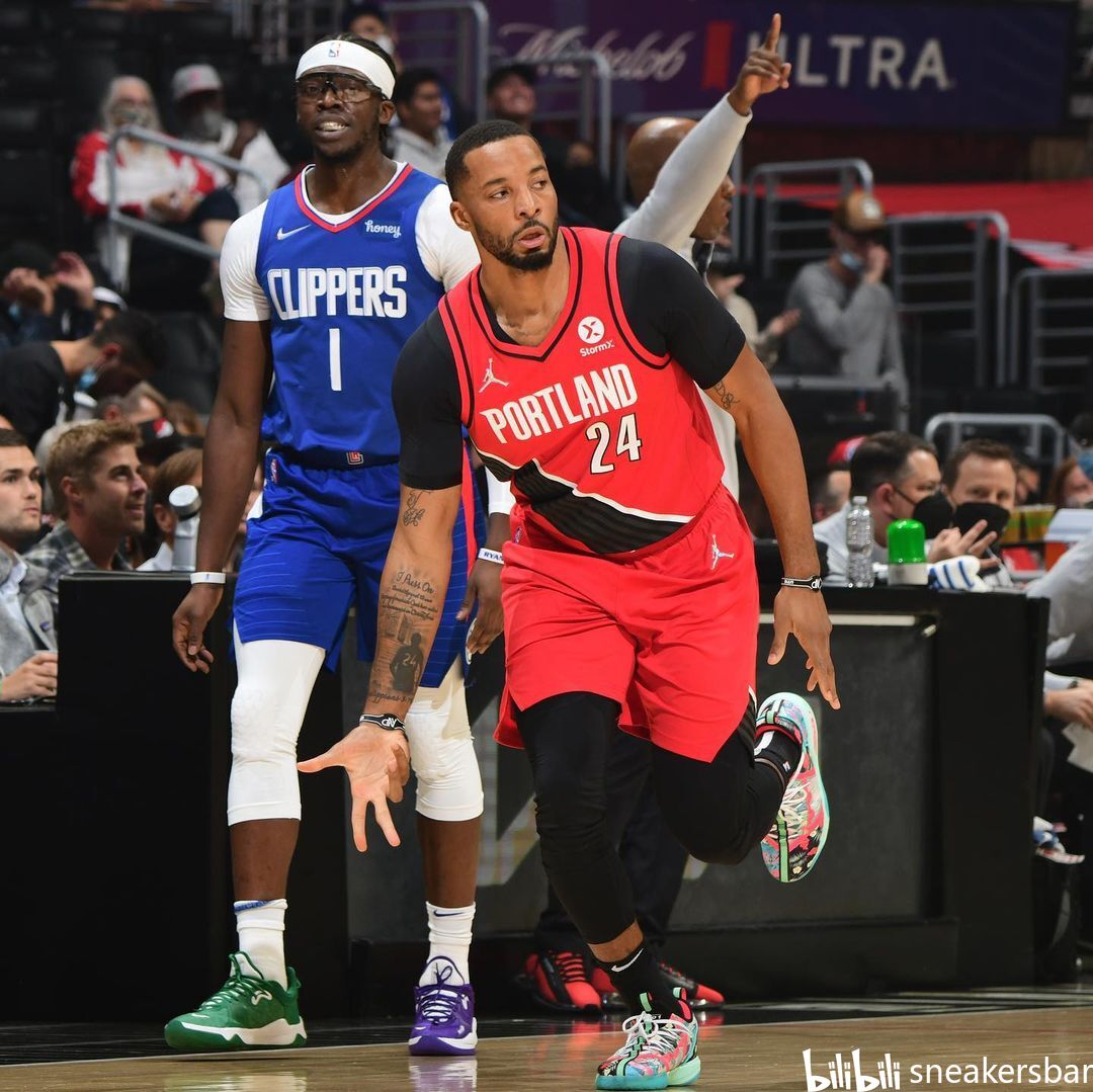 在她的背后 在她的背后